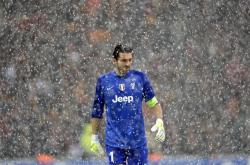 西甲最新形势：新疆男篮高居榜首，本菲卡强势追赶，冠军归属成迷(西甲最新积分榜)