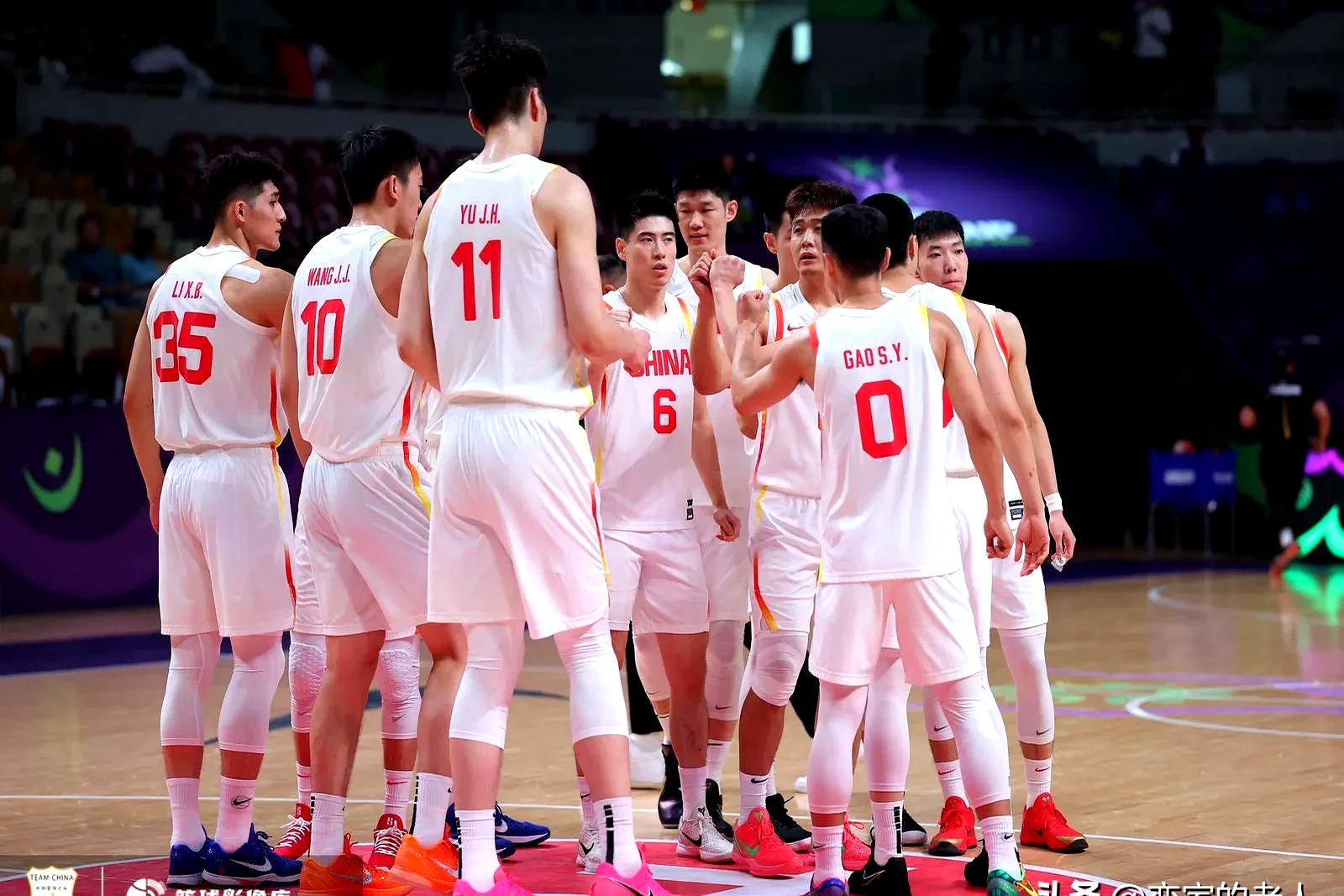 包含上海申花八强战险胜新疆男篮，周琦砍下3记关键球，全场沸腾的词条